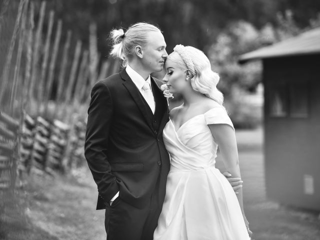 Tiia & Erik

#wedding #vaihmalanhovi #monochrome #blackandwhite #häät #häät2022
